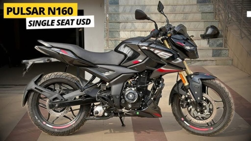 Bajaj Pulsar N160 160cc सेगमेंट की एक लोकप्रिय और स्टाइलिश बाइक है। यह खासतौर पर उन युवाओं के लिए बनाई गई है जो पावर और माइलेज दोनों चाहते हैं। शहर की ट्रैफिक हो या वीकेंड की लंबी राइड, यह बाइक दोनों के लिए अच्छी मानी जाती है। इसका लुक स्पोर्टी है, लेकिन यह सिर्फ दिखावे तक सीमित नहीं है। रोजाना इस्तेमाल के लिए भी यह काफी आरामदायक और भरोसेमंद है। इसी वजह से यह कॉलेज स्टूडेंट्स और ऑफिस जाने वालों के बीच तेजी से पसंद की जा रही है। Bajaj Pulsar N160 Dual Channel ABS, 62 Kmpl माइलेज और कीमत ₹1.19 लाख